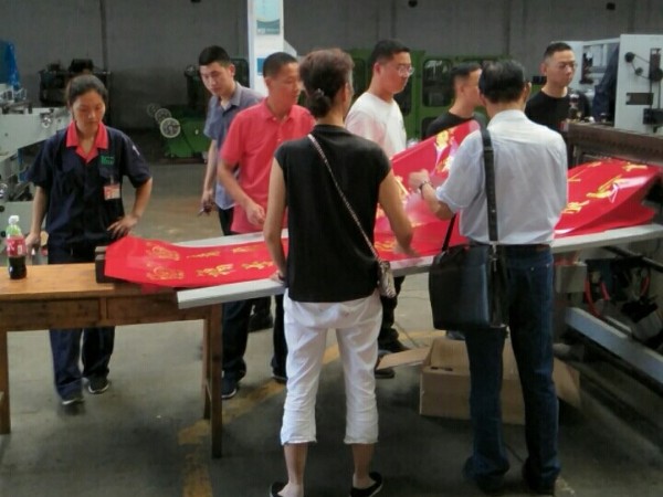 對(duì)聯(lián)燙金機(jī)試機(jī)客戶(hù)連連稱(chēng)贊！